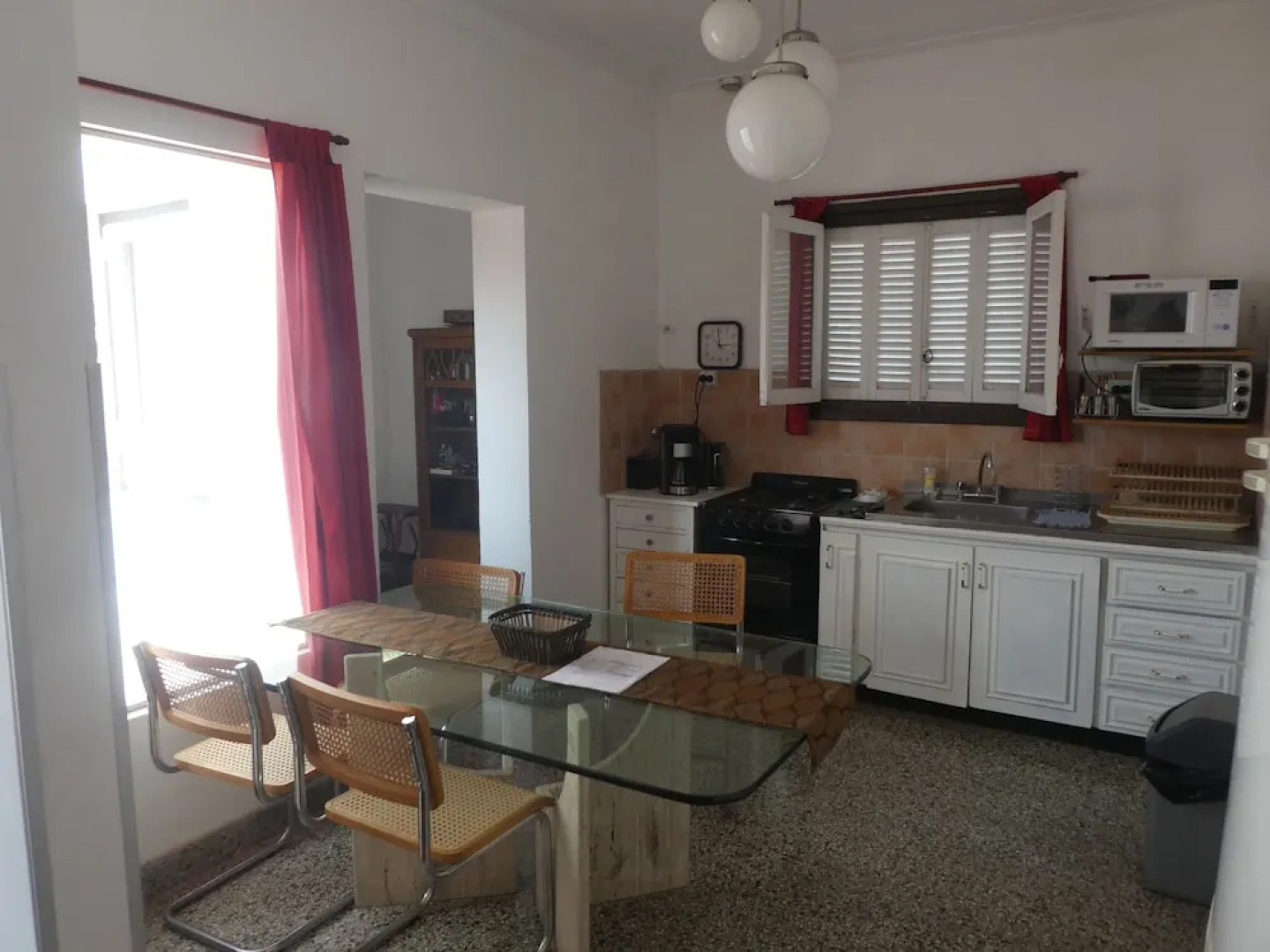 Departamento-casa muy amplio y céntrico.