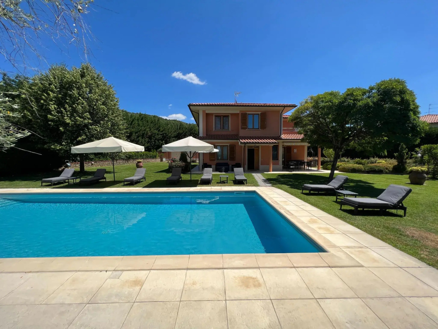 Villa in Tuscany With Private Pool & Views