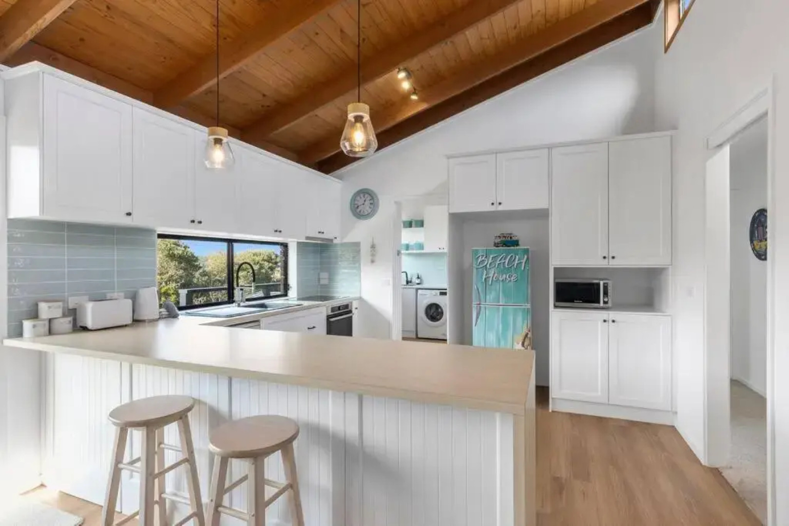 Sea Breeze on Orton - 5 minute walk to the beach!