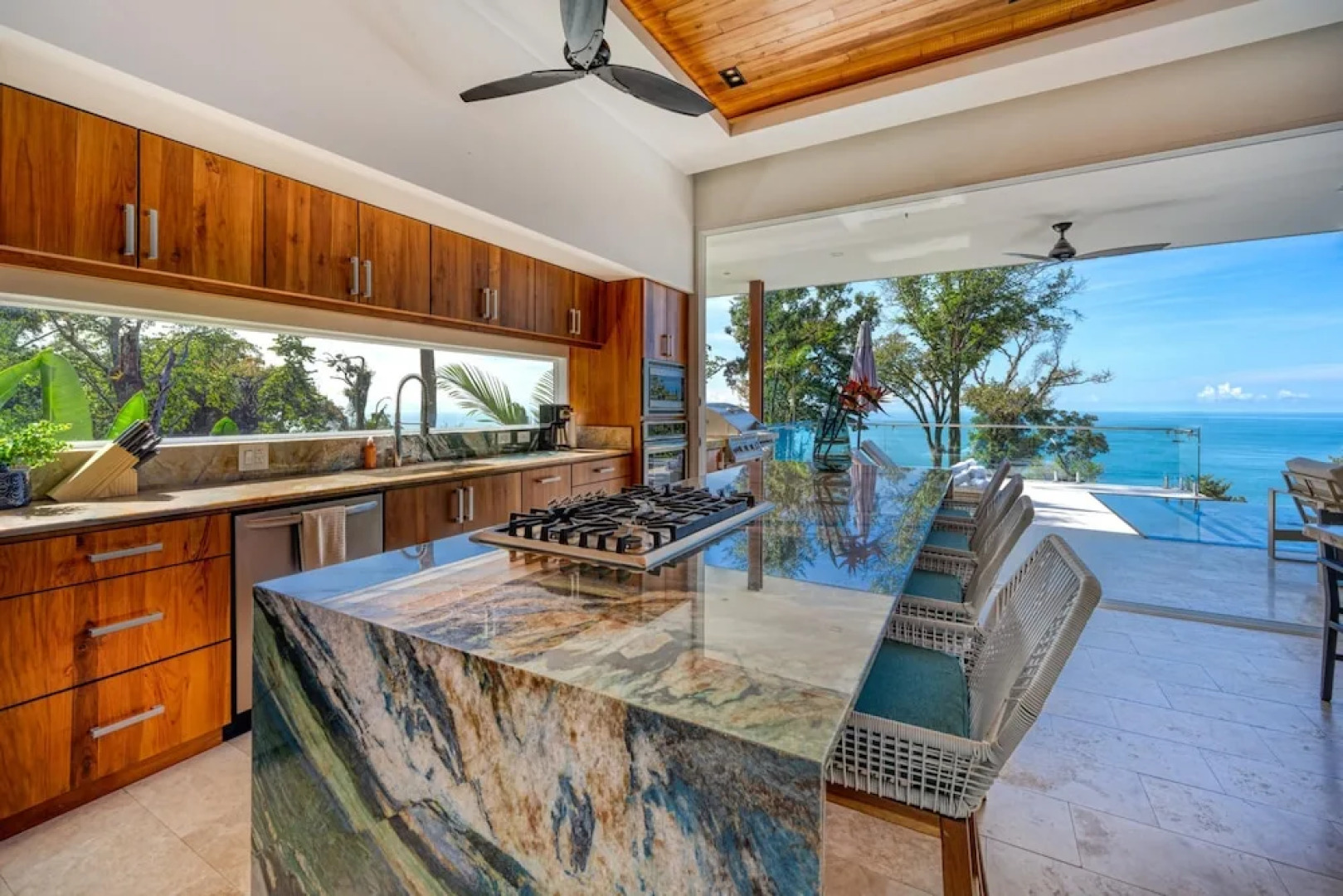 Short Walk to Restaurants Cafe Bar Saltwater Pool