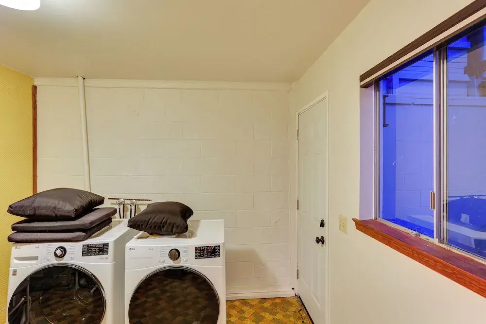 Crestline Cabin: Mountain Views & Fire Pit!