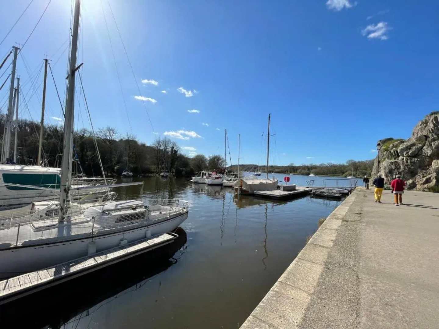 Appartement avec balcon et vue sur port - wifi privé - au dessus du Restaurant le Yackams