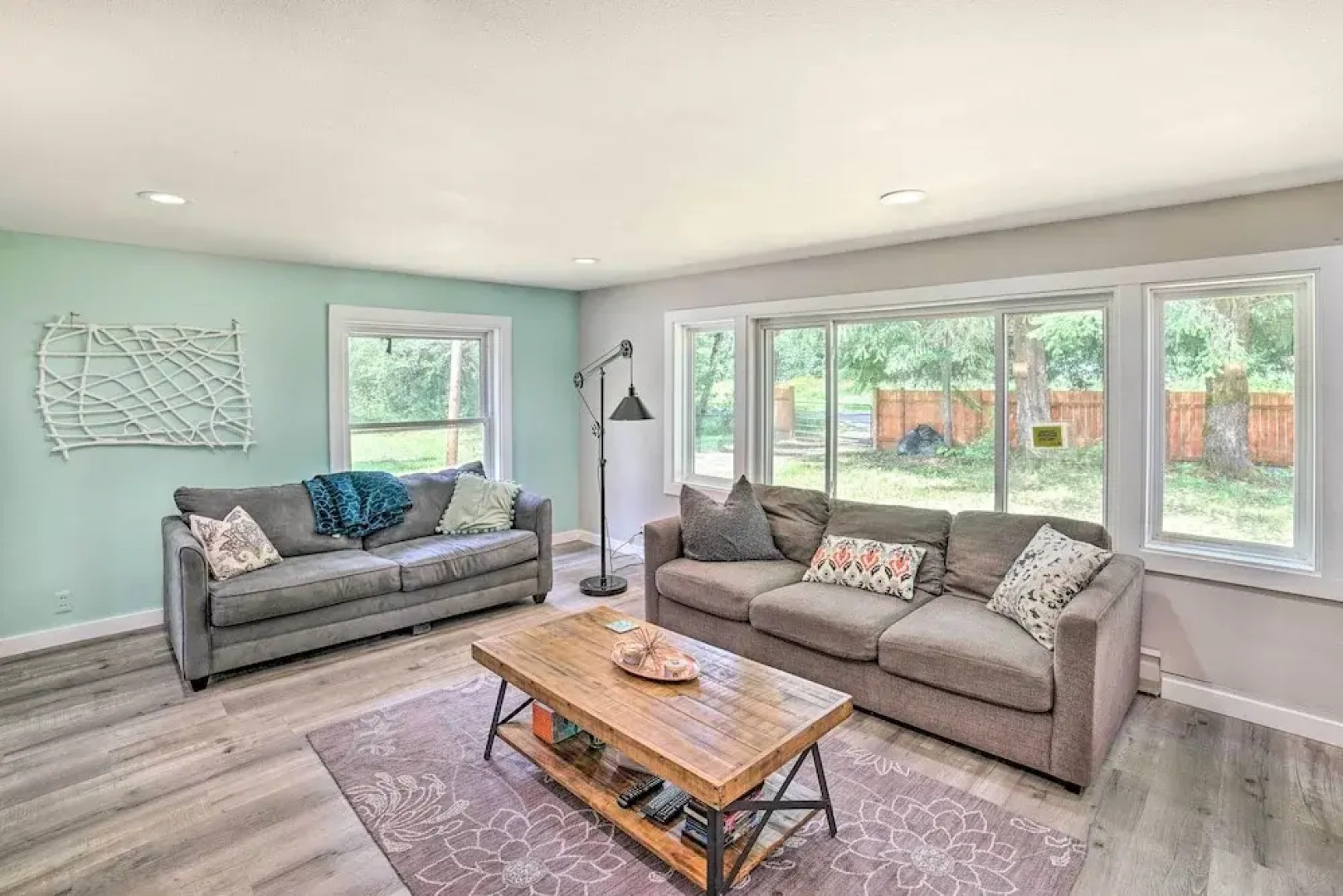 Modern Gold Bar Vacation Rental w/ Mountain View