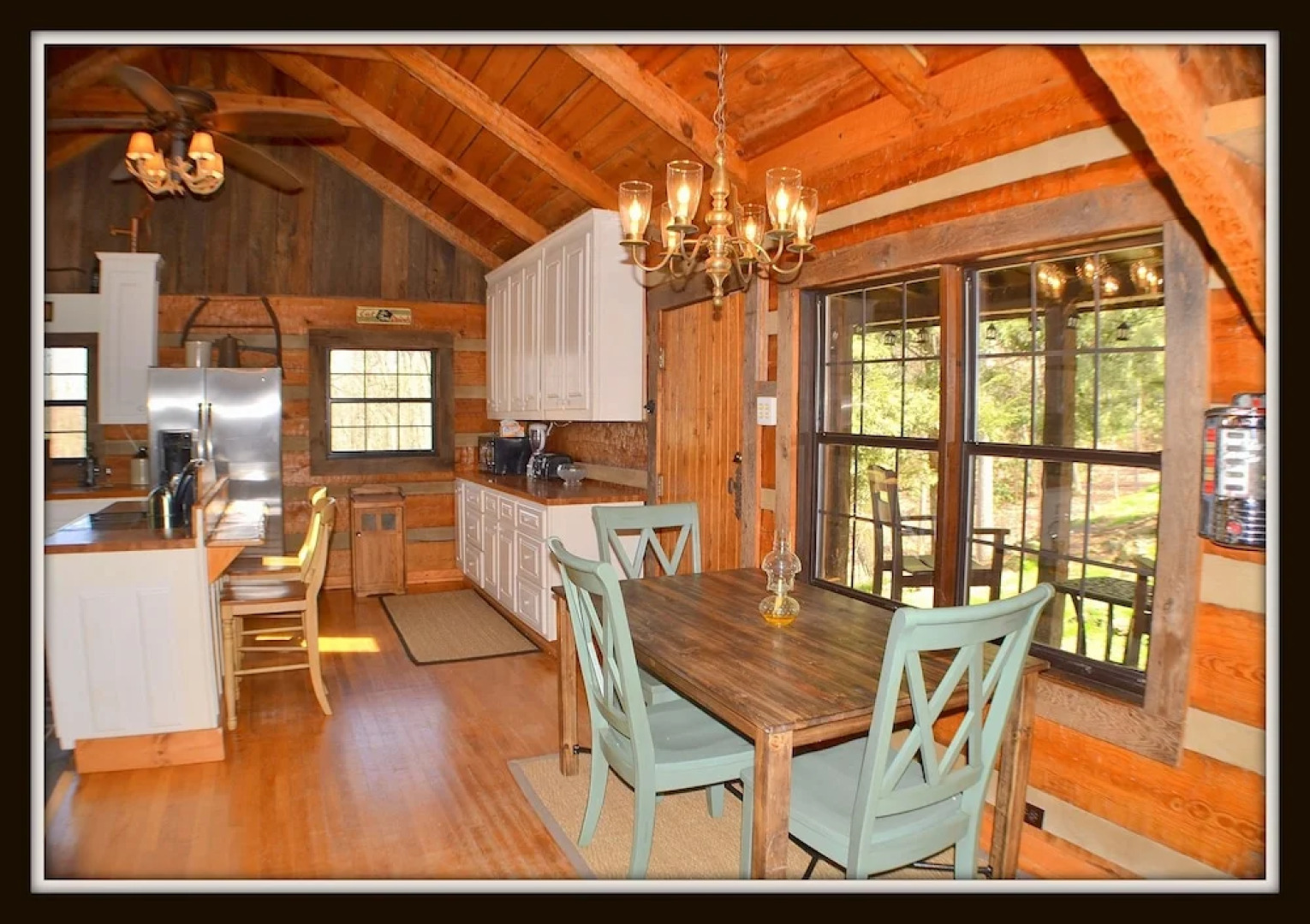 Logged Inn - 3 Br cabin by RedAwning