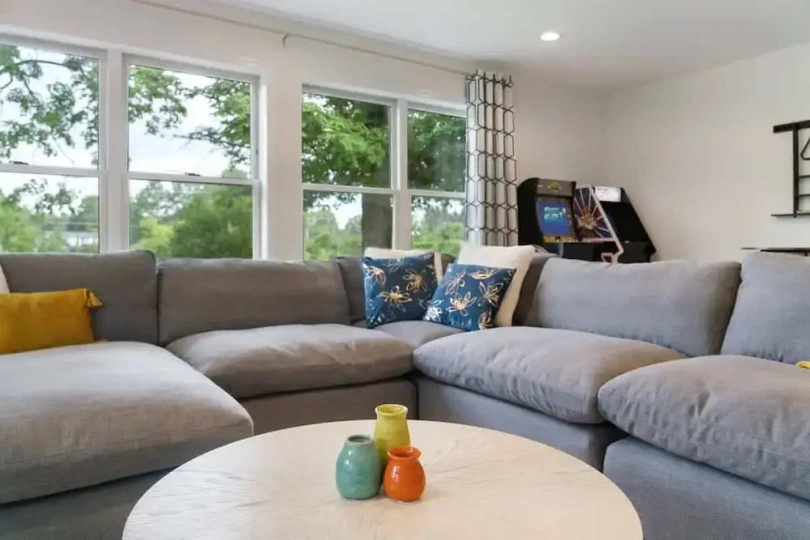 Charming Poconos Retreat w spa Fire pit Deck