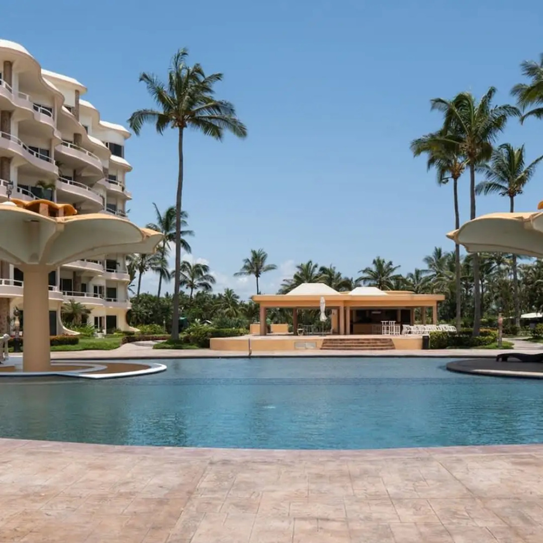 Ocean Front Condo With Pool Sleeps 6 Adults