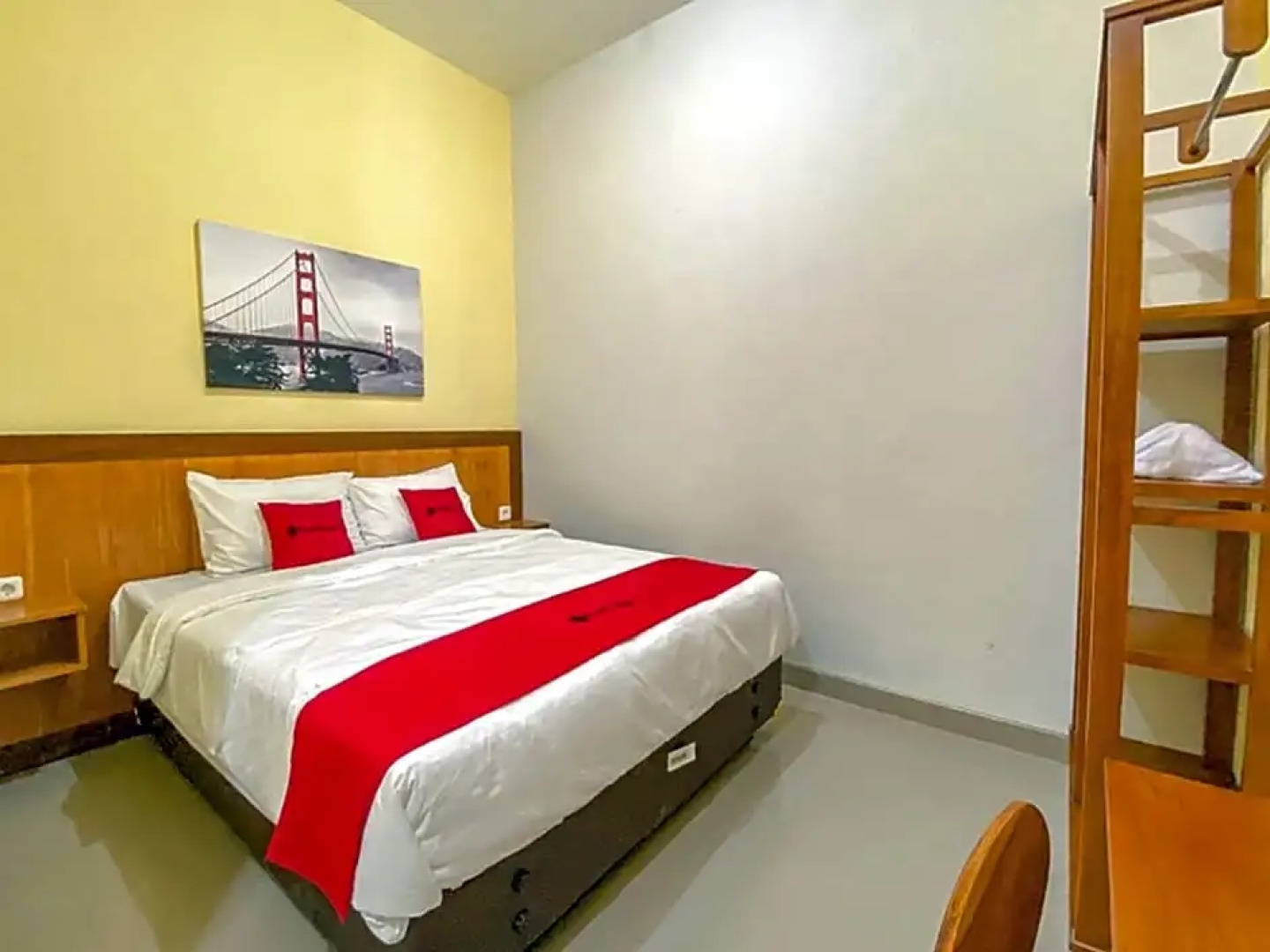 RedDoorz Syariah near Taman Bunga Adipura Sampang