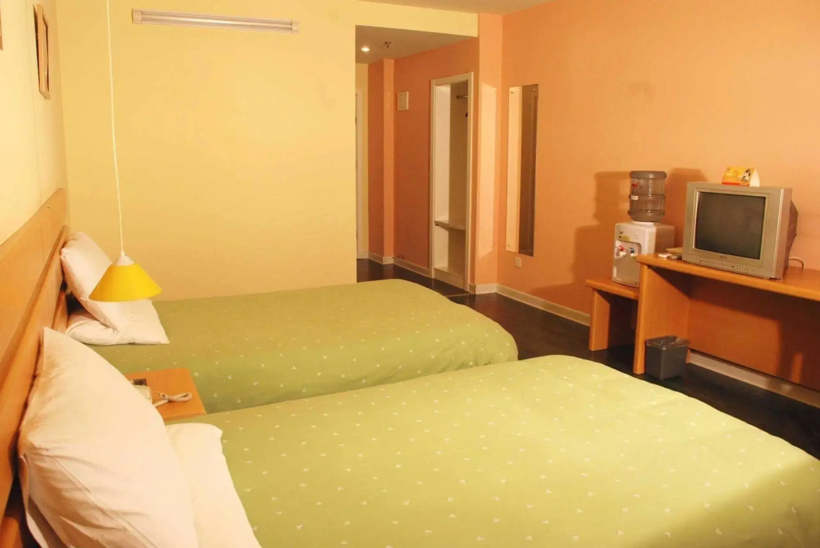 Home Inn Wuhan Jinghan Avenue Dazhi Road Light Rail