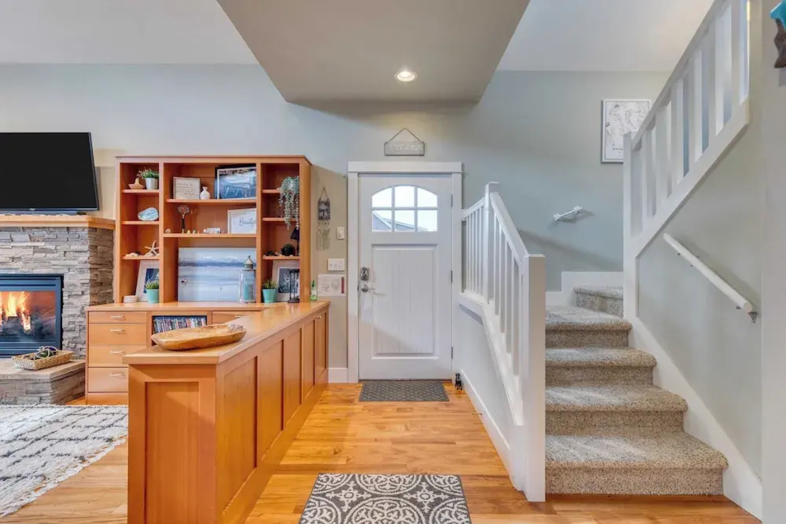 Sunny Backyard, Fireplace, Coastal Access in Peaceful Neighborhood Near Shopping