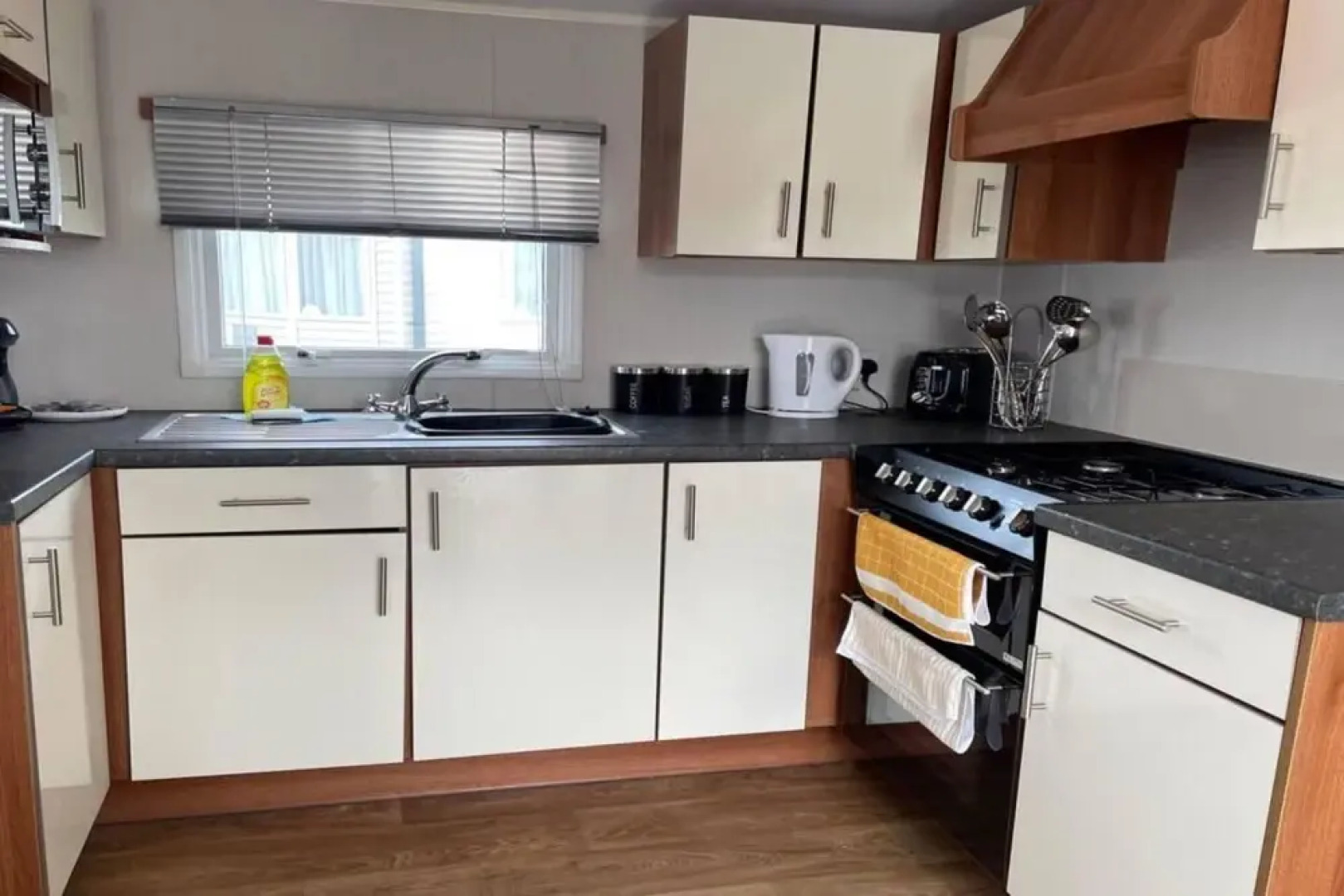 Immaculate 2-bed Sleeps 6 in Pevensey Bay