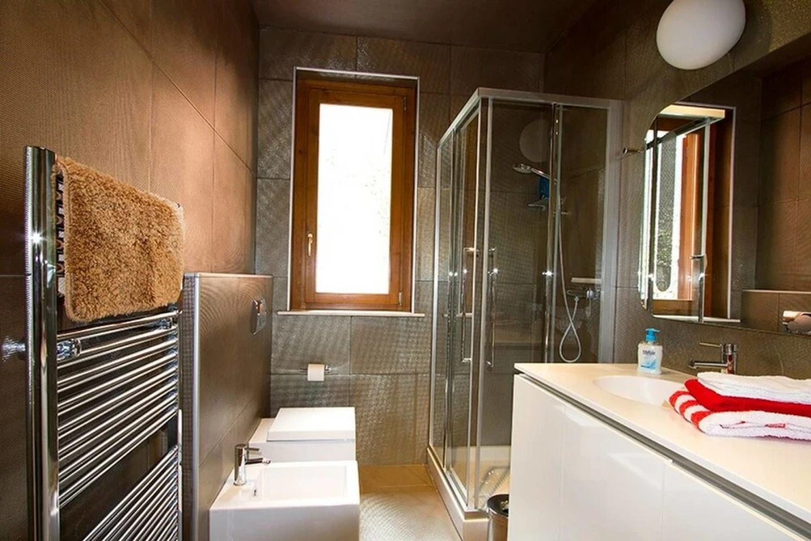 Stunning 1 bed Apartment, Lake Views, Large Terrace, Wifi