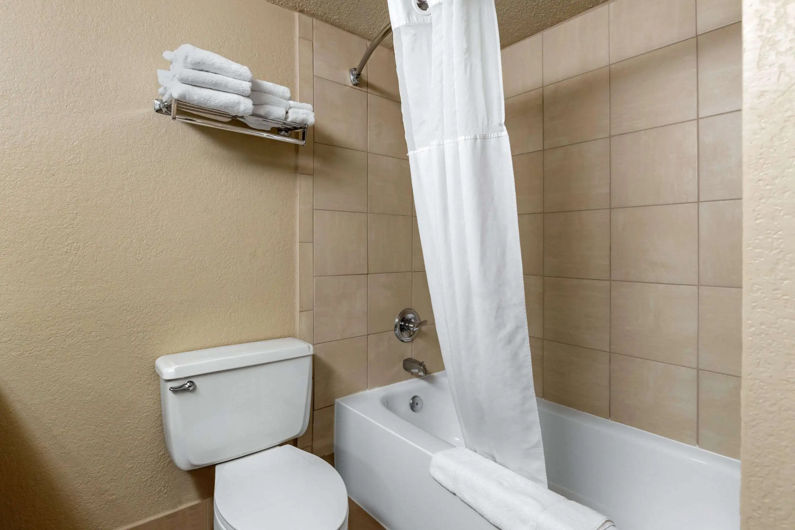 Quality Inn & Suites Des Moines - Merle Hay Road