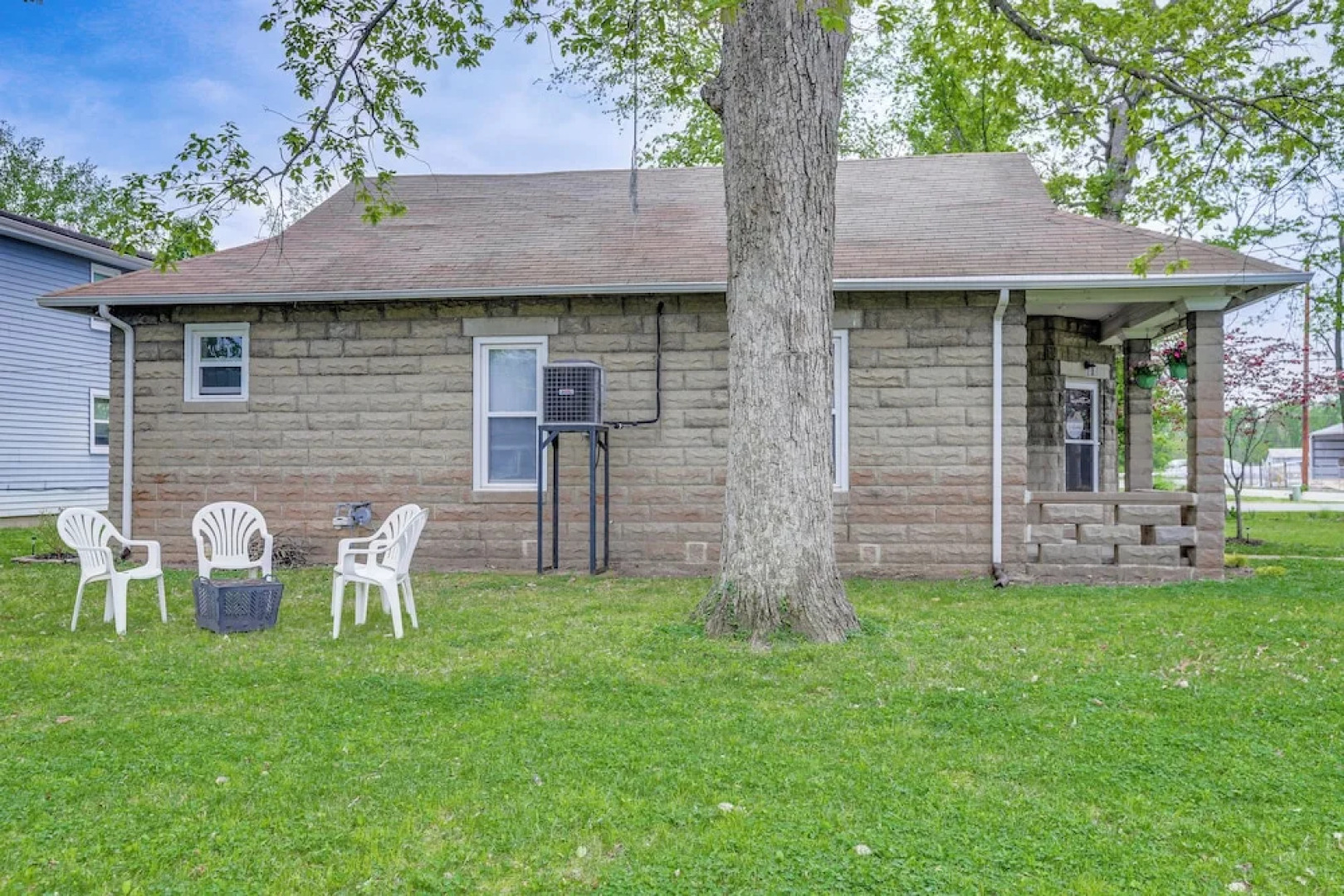 Pet-friendly Pacific Cottage Near Purina Farms!