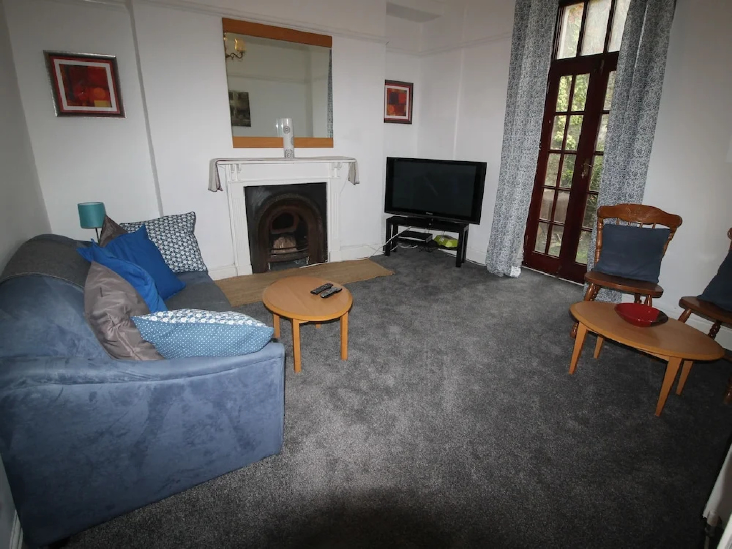 High Street 3 Bedroom House Near Cardiff by Cardiff Holiday Homes