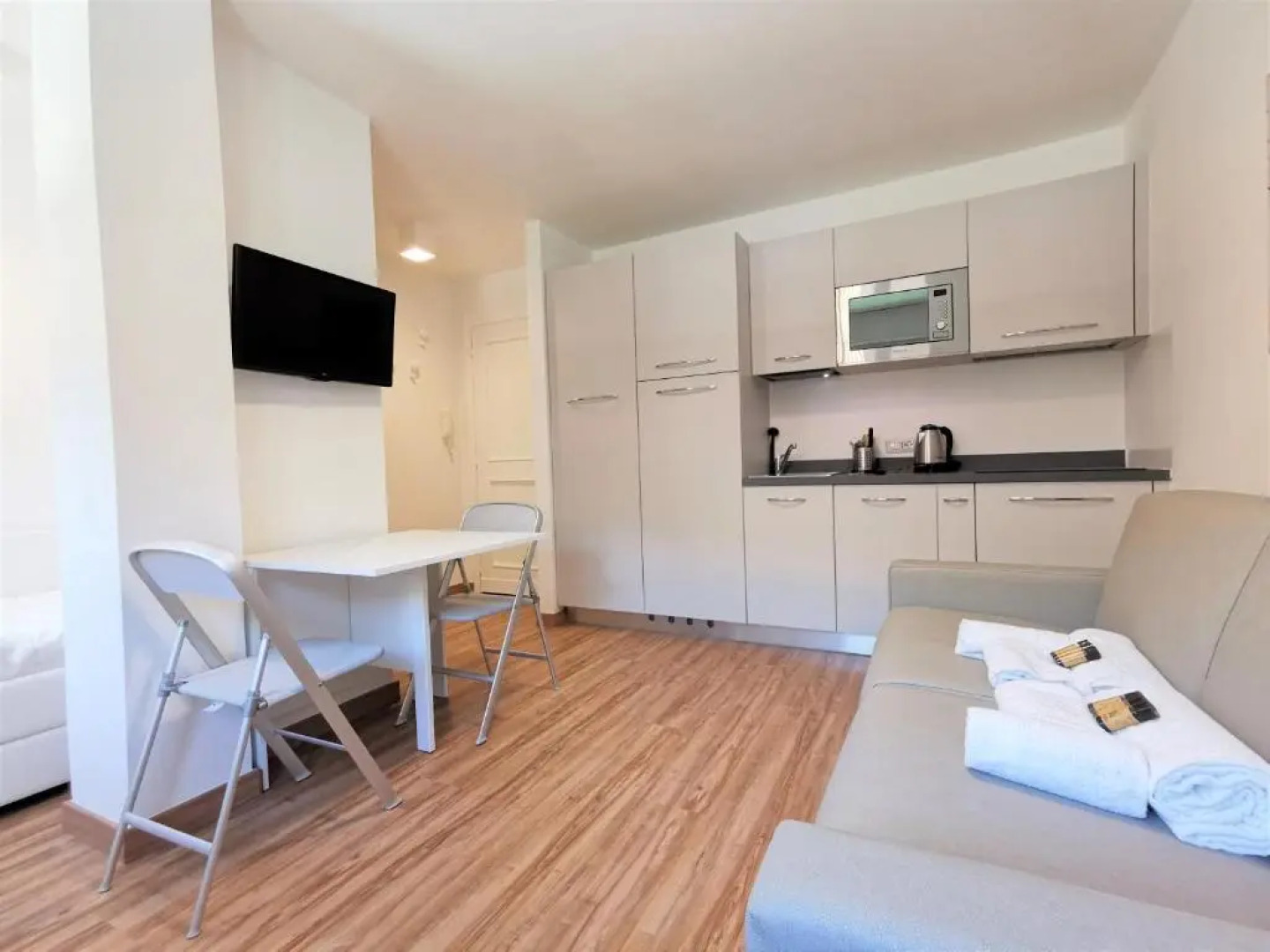 Hostdomus - Smart Tech Apartment