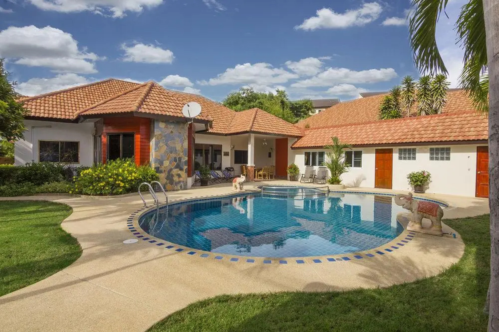 Pattaya Hill, Near the City and Beach