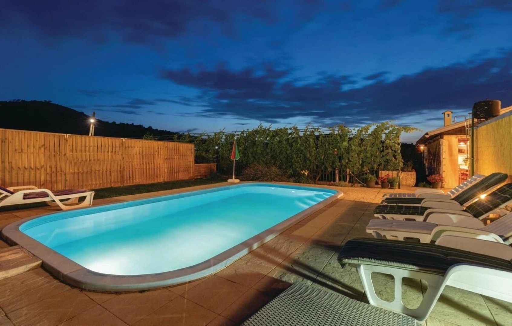 Beautiful Home in Banj With Wifi and 5 Bedrooms