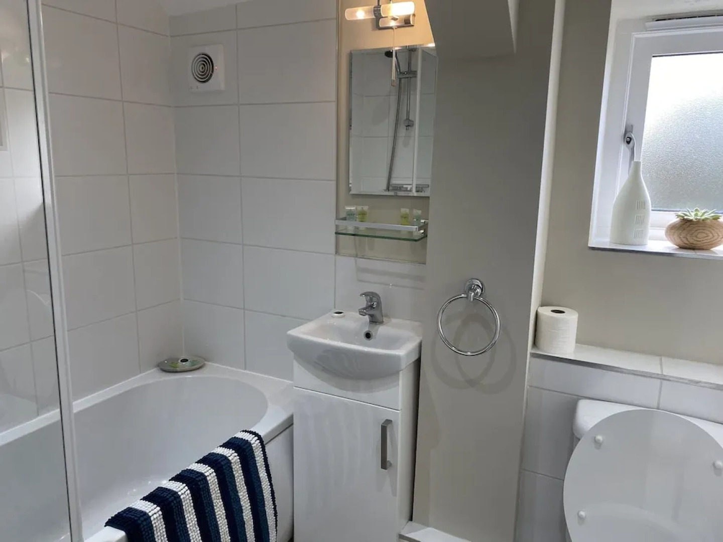 Modern 2-bed House and Parking Tibshelf Derbyshire