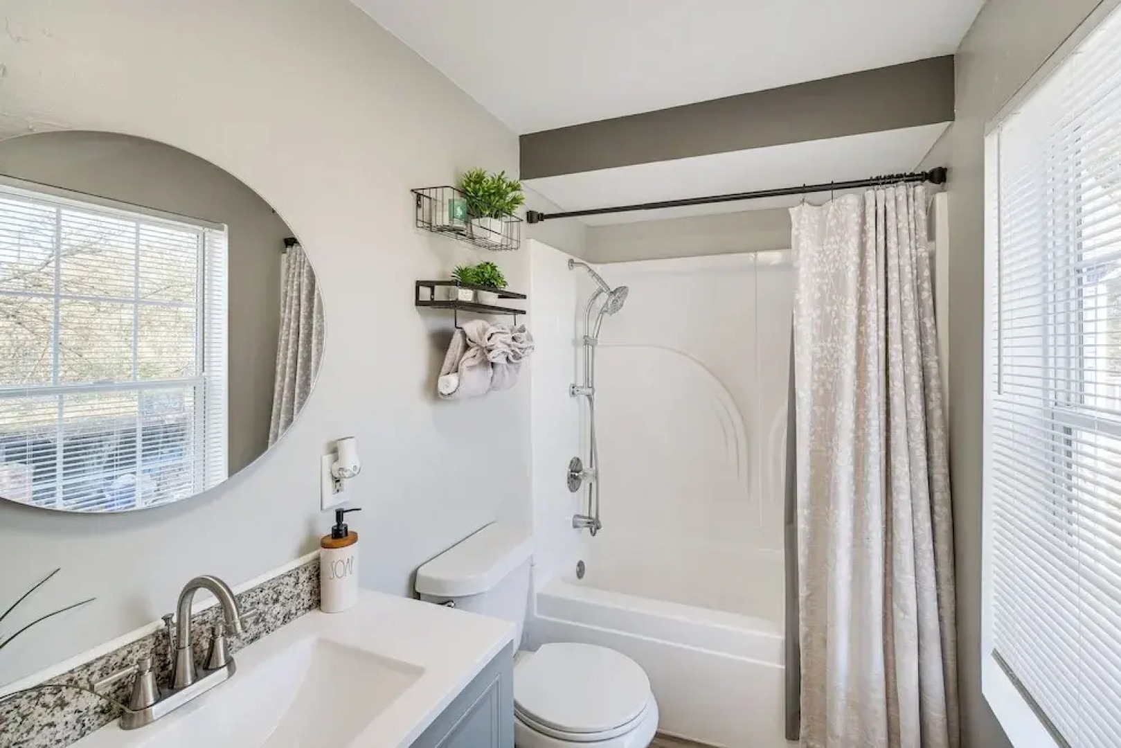 8 Mi to Dtwn: Cleveland Family Home