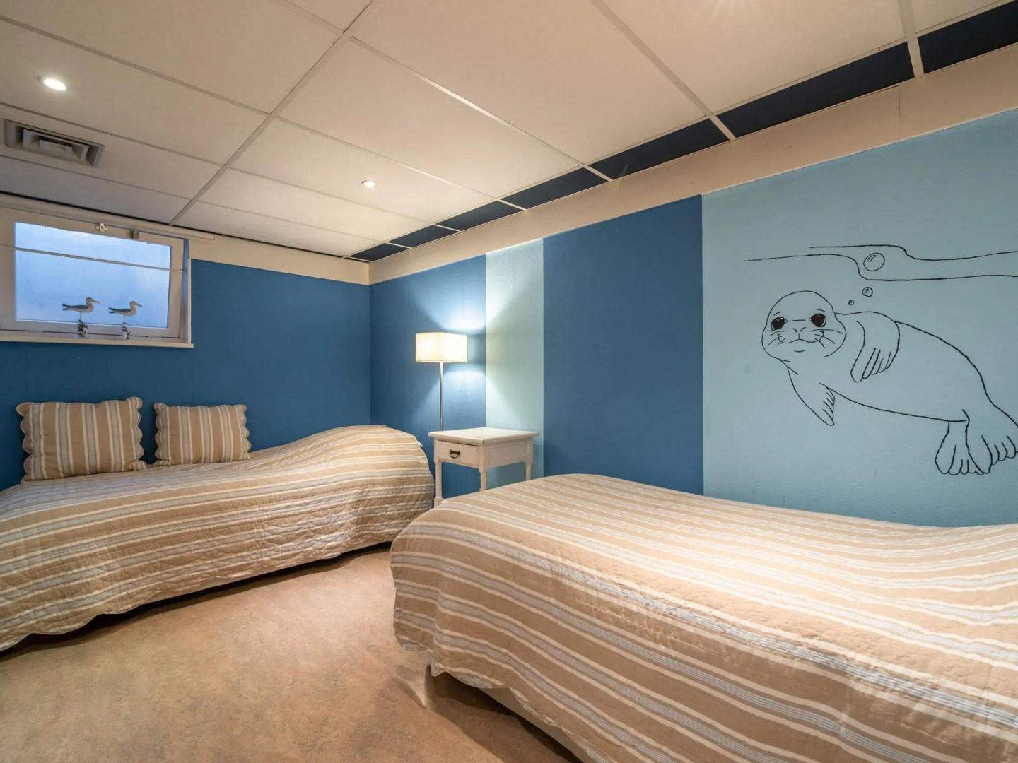 Detached villa with enclosed wooded garden with lawn and bubble bath