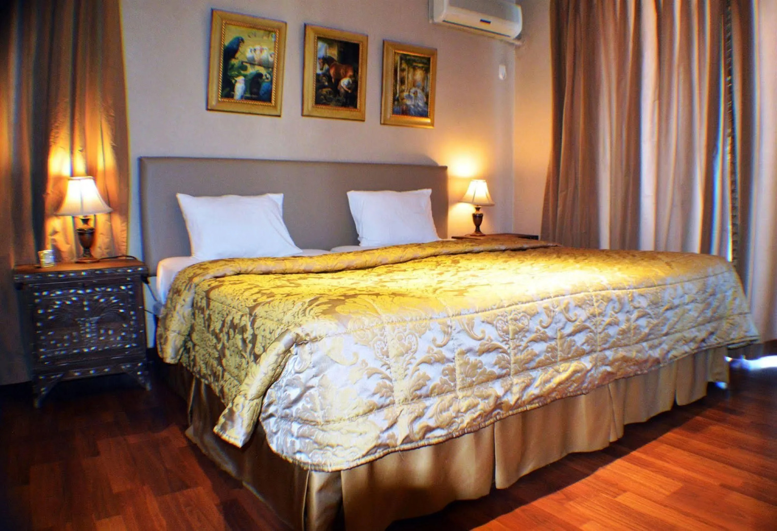 Gondola Hotel and Suites