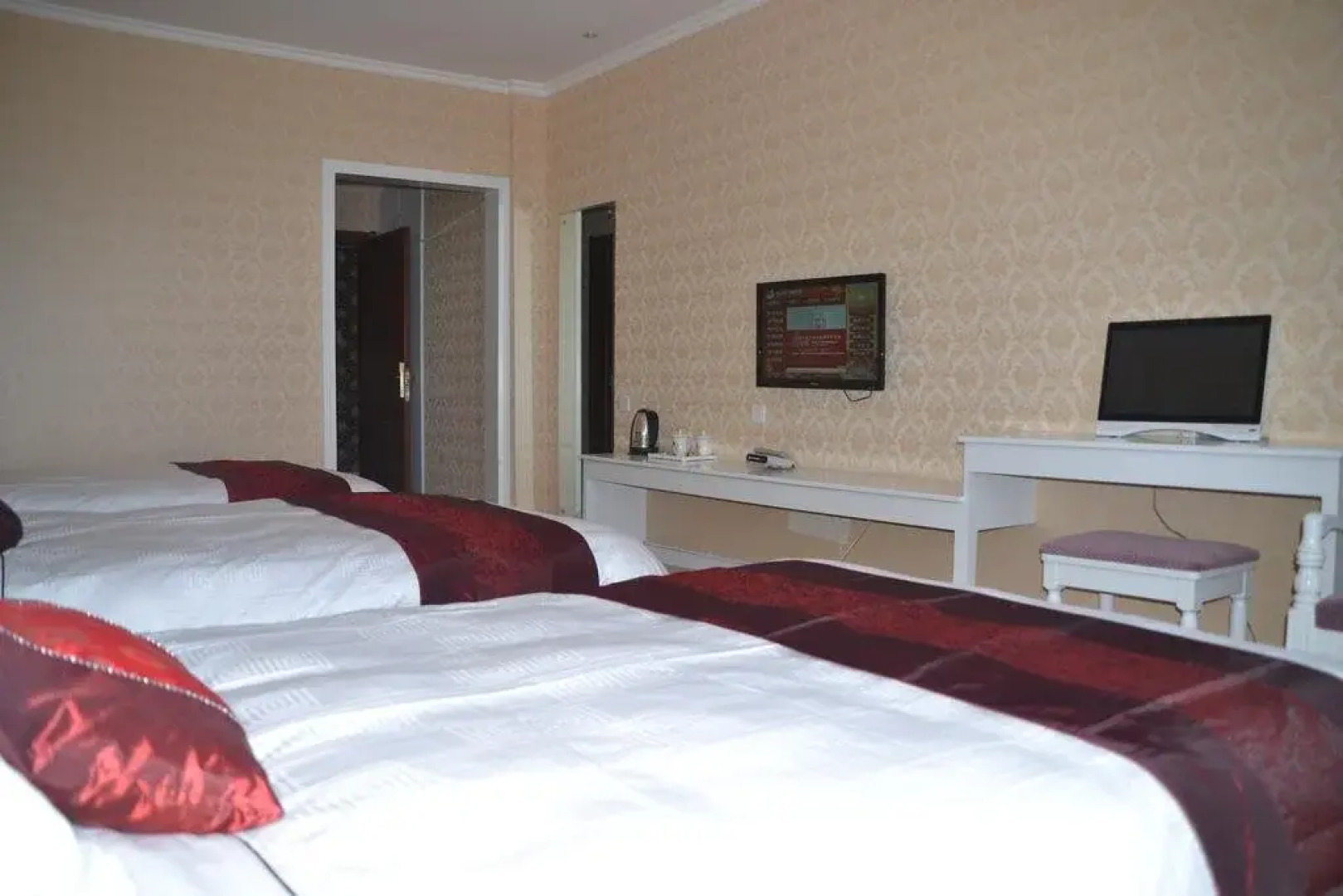 Yining Huarui Business Hotel