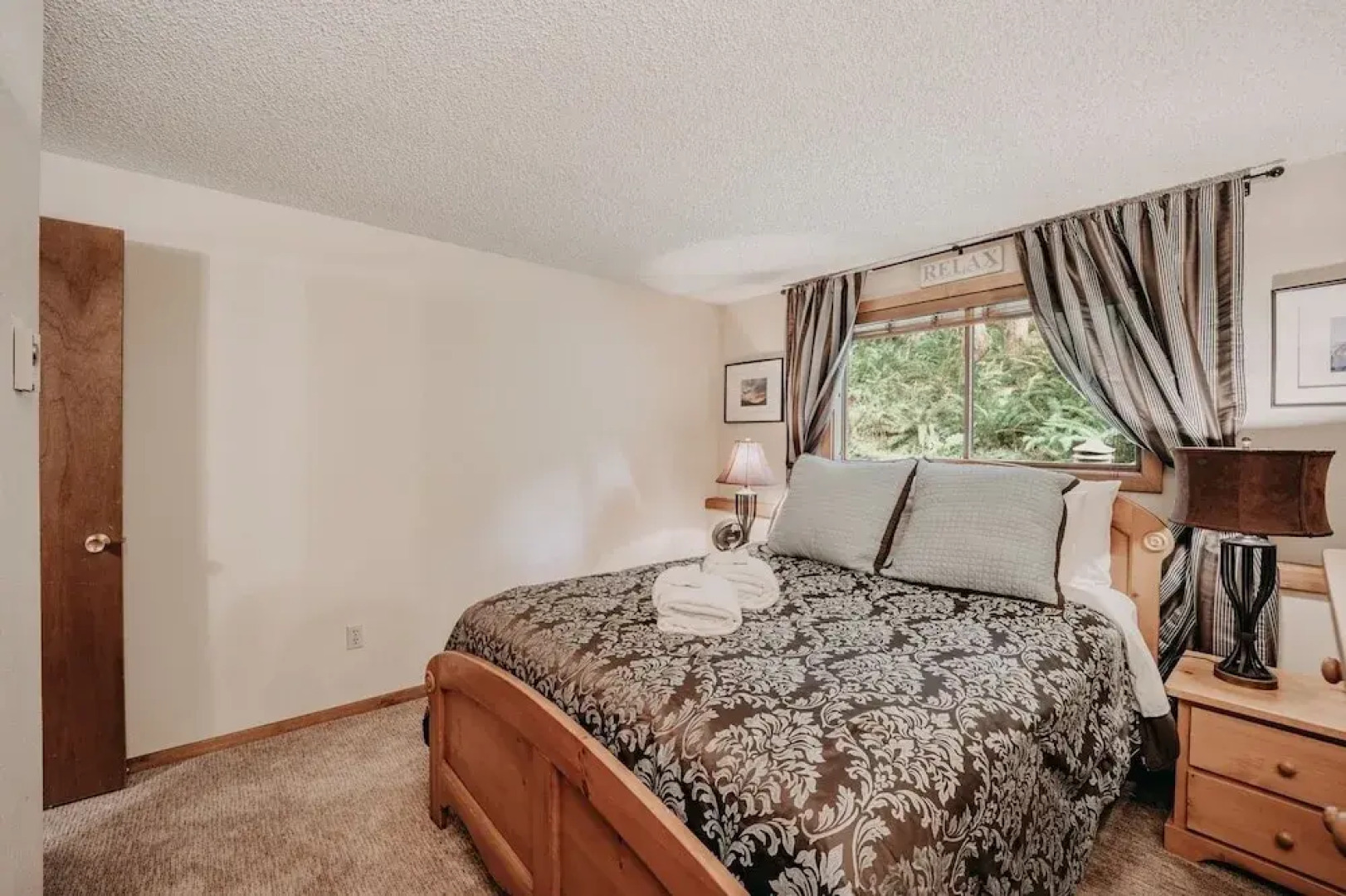 84sw - Sauna - Soaker Tub -  Fireplace - Sleeps 6 2 Bedroom Home by RedAwning