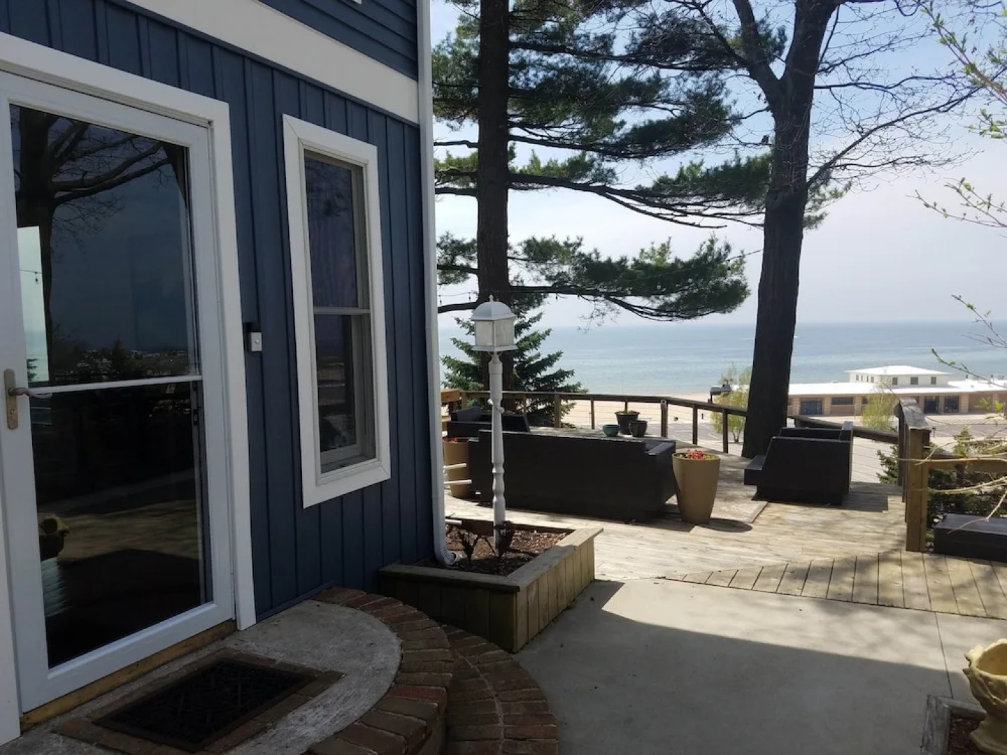 Looking Glass Beachfront Inn