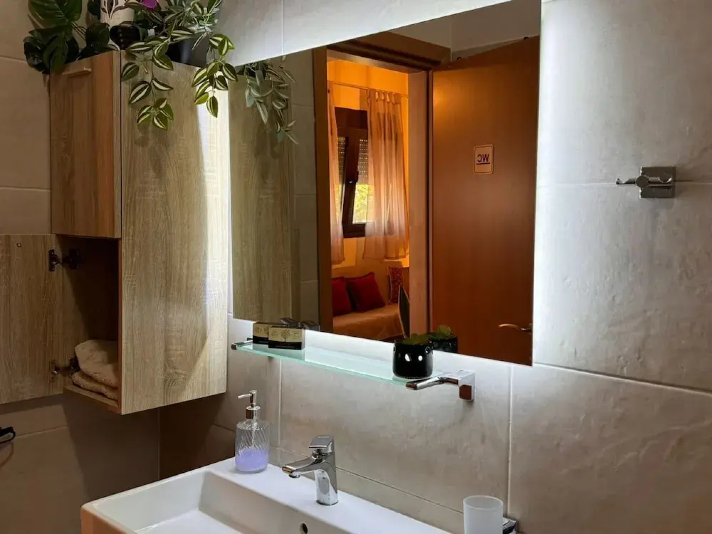 Casa Terra is Near Hillside Area Airport Beach