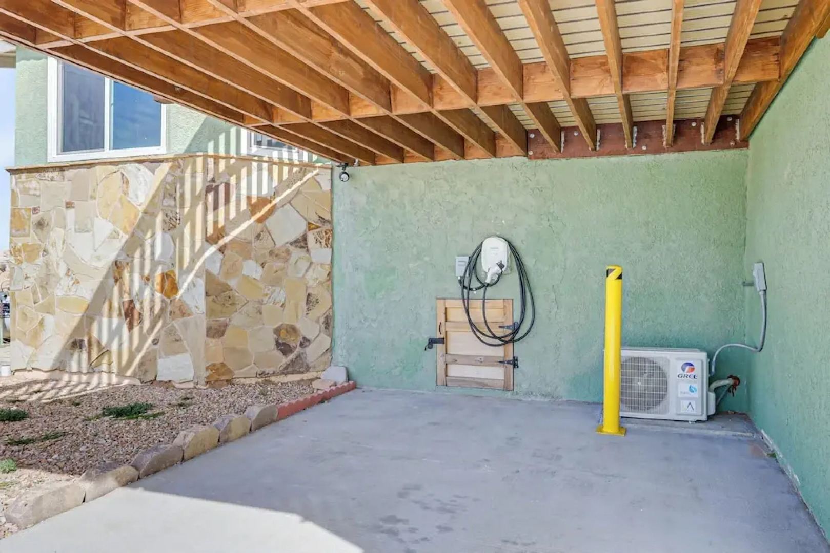 'the Maharaja Retreat' w/ Hot Tub & EV Charger!