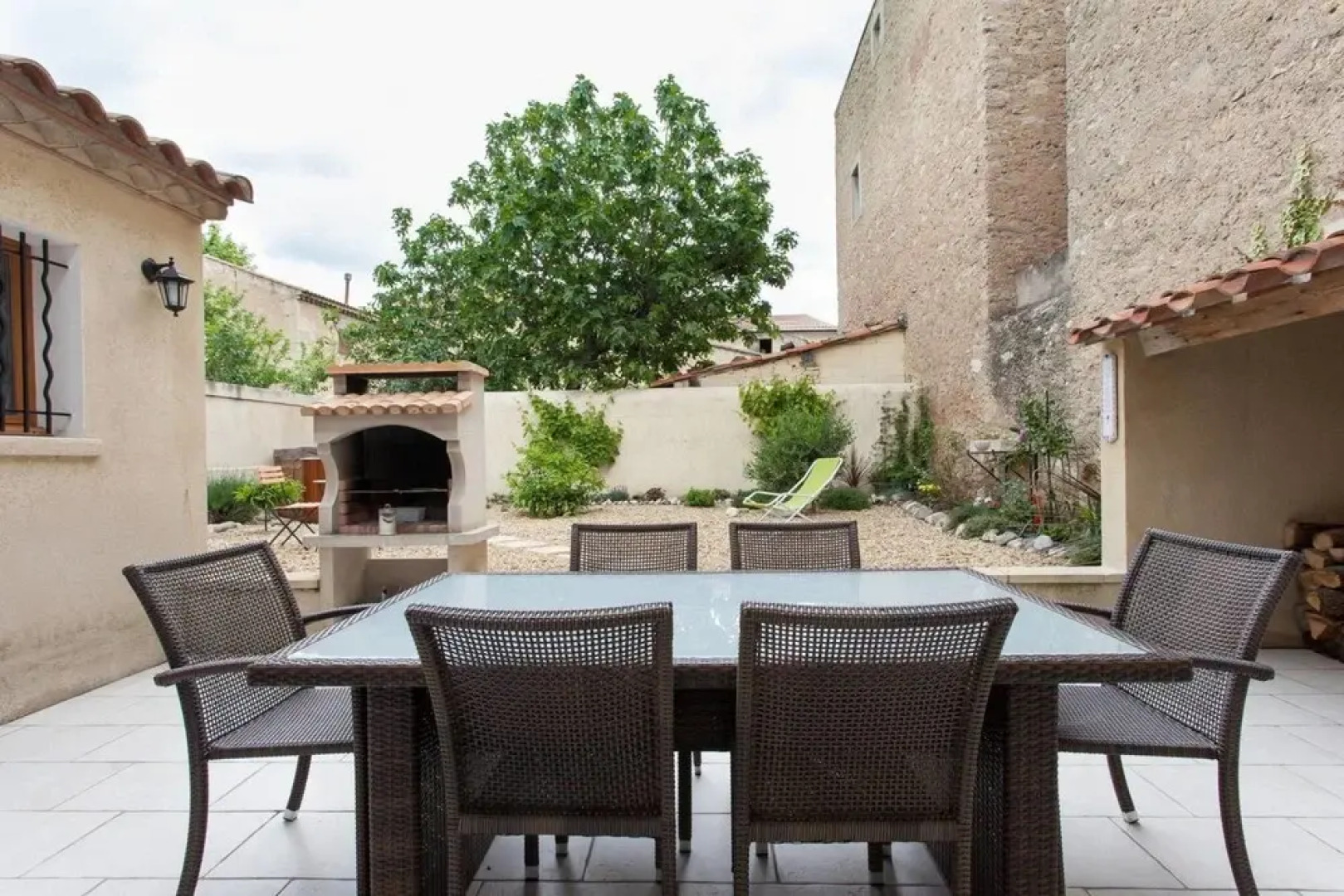 Hirondelle in Charming Village