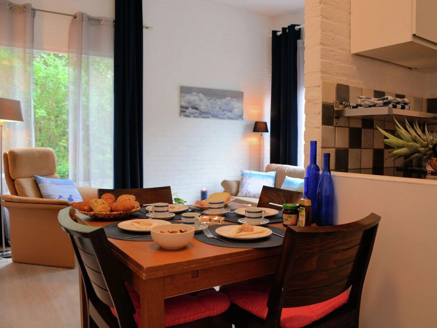 Simple and Laid-back Bungalow on the Edge of Cozy and Child-friendly Park