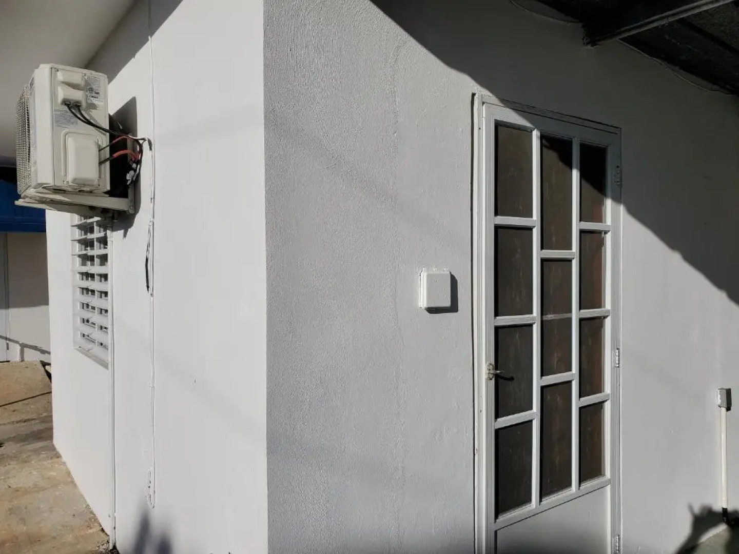 Aguadilla Surfers Lair apt with electricity water AC Wifi 8 minute walk to Crashboat beach