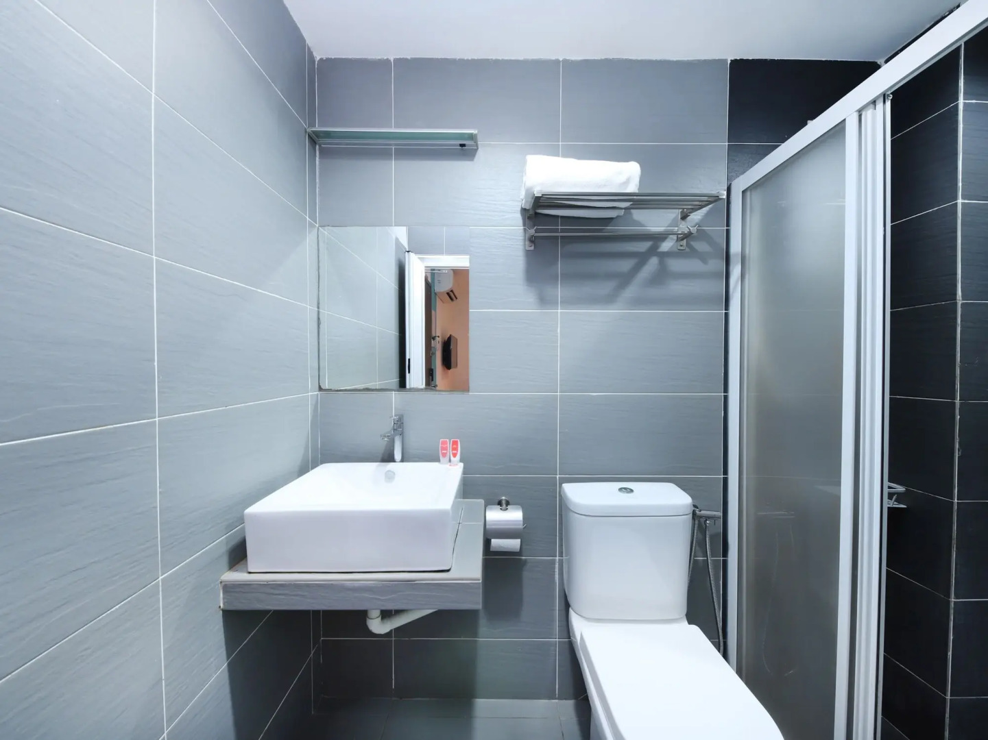 OYO 246 Link Inn (Sanitized Stay)