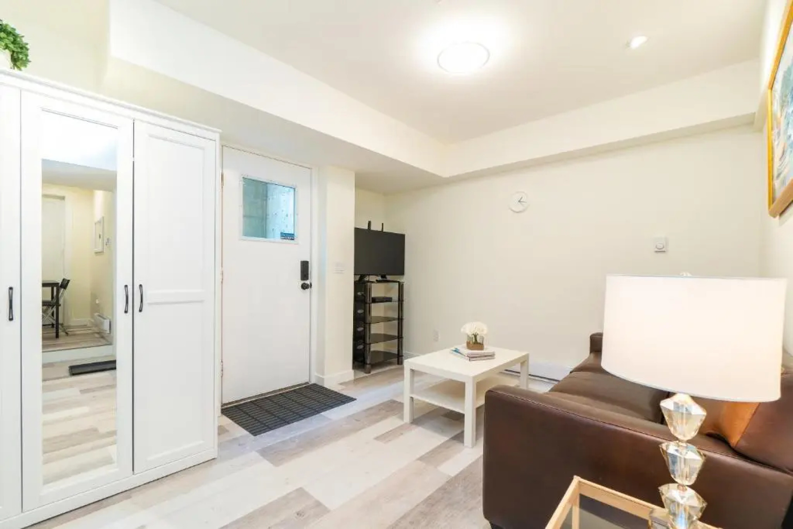 Beautiful 2BR Suite in central West Vancouver