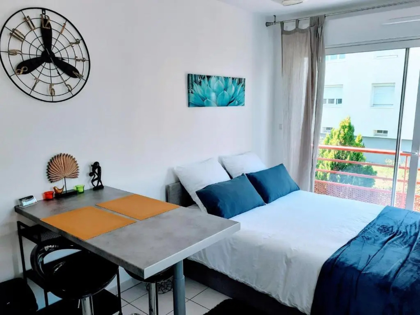 Studio 2 étoiles, wifi, proche commerces, A9, transports, plages