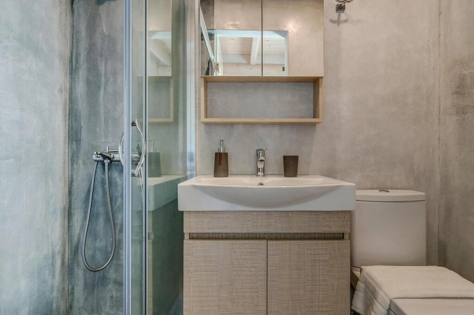 Holiday House, Castellos