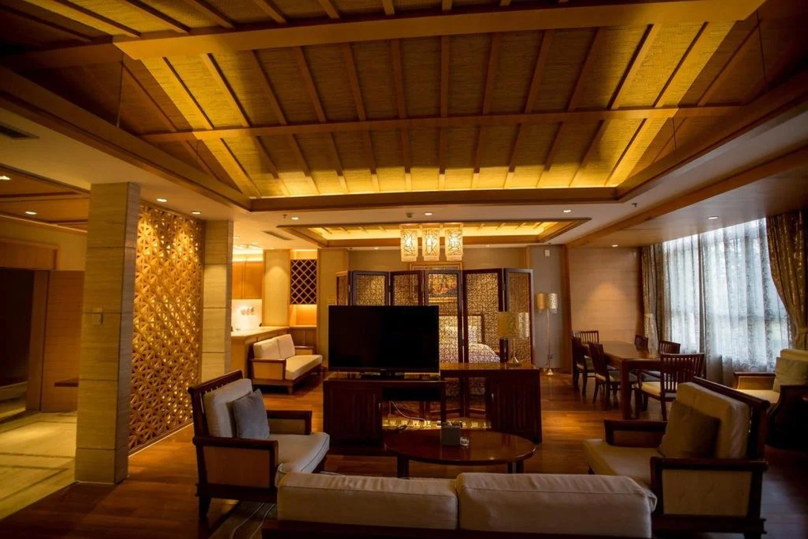 Grand Metropark Hotel Violet Swan