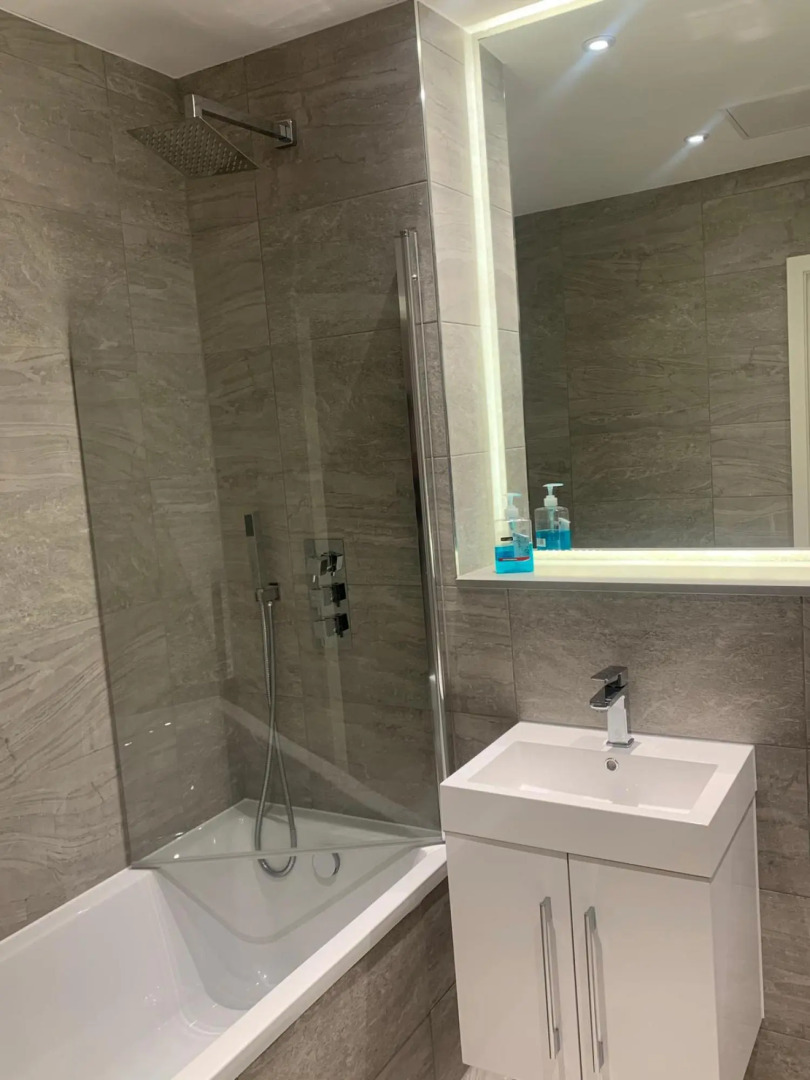 Spacious 1 Bed Luxury St Albans Apartment - Free WiFi & Movies also Free Parking.