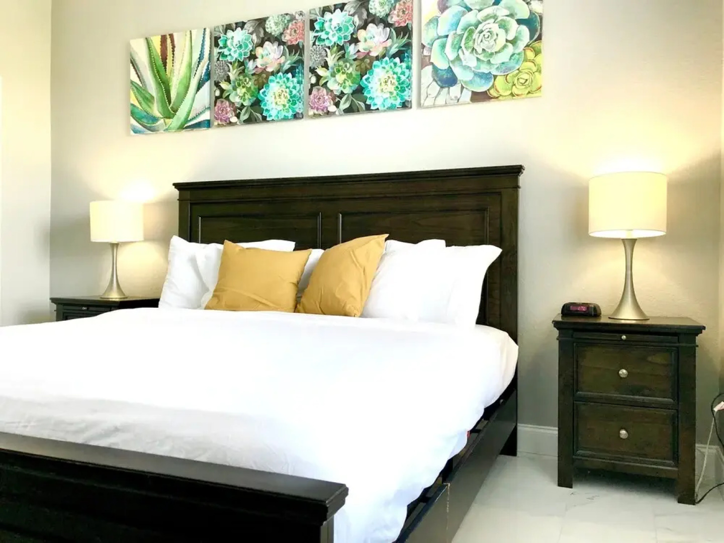 301 - Super Clean & Beautiful. Pools, Gym, Lake