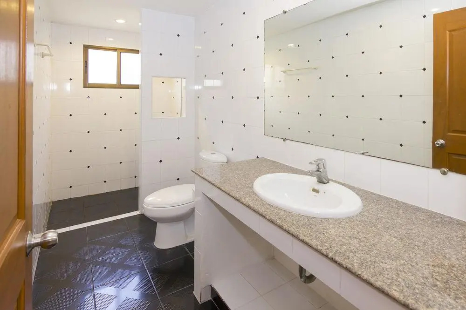 Pattaya Hill, Near the City and Beach