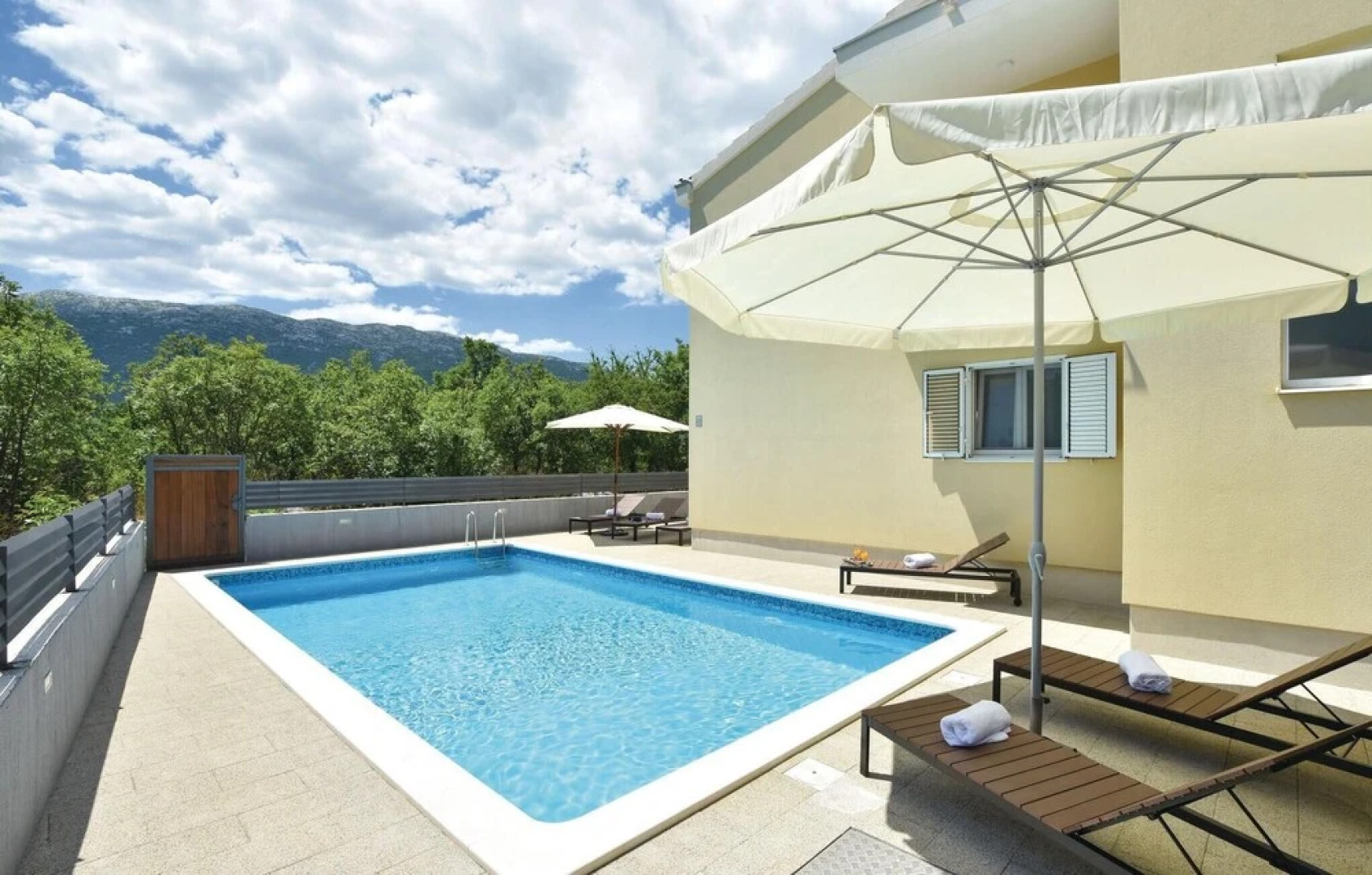 Awesome Home in Dugopolje With Wifi and 4 Bedrooms