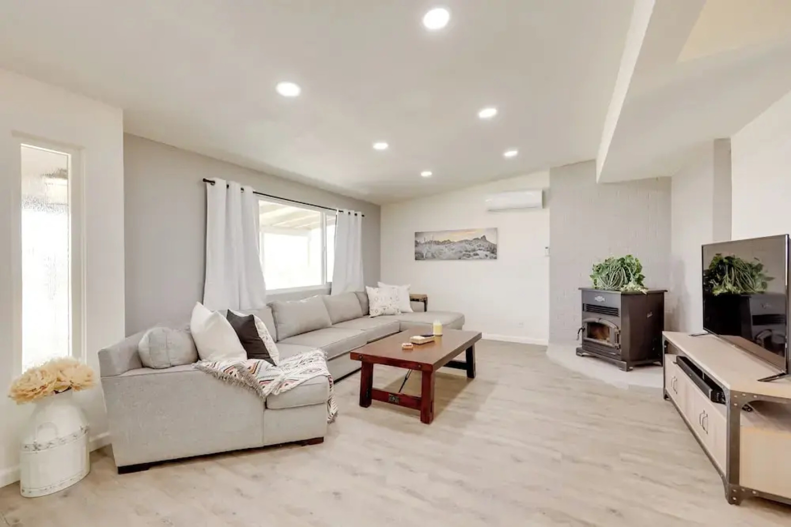 Mtn-view Home ~ 8 Mi to Joshua Tree Natl Park!