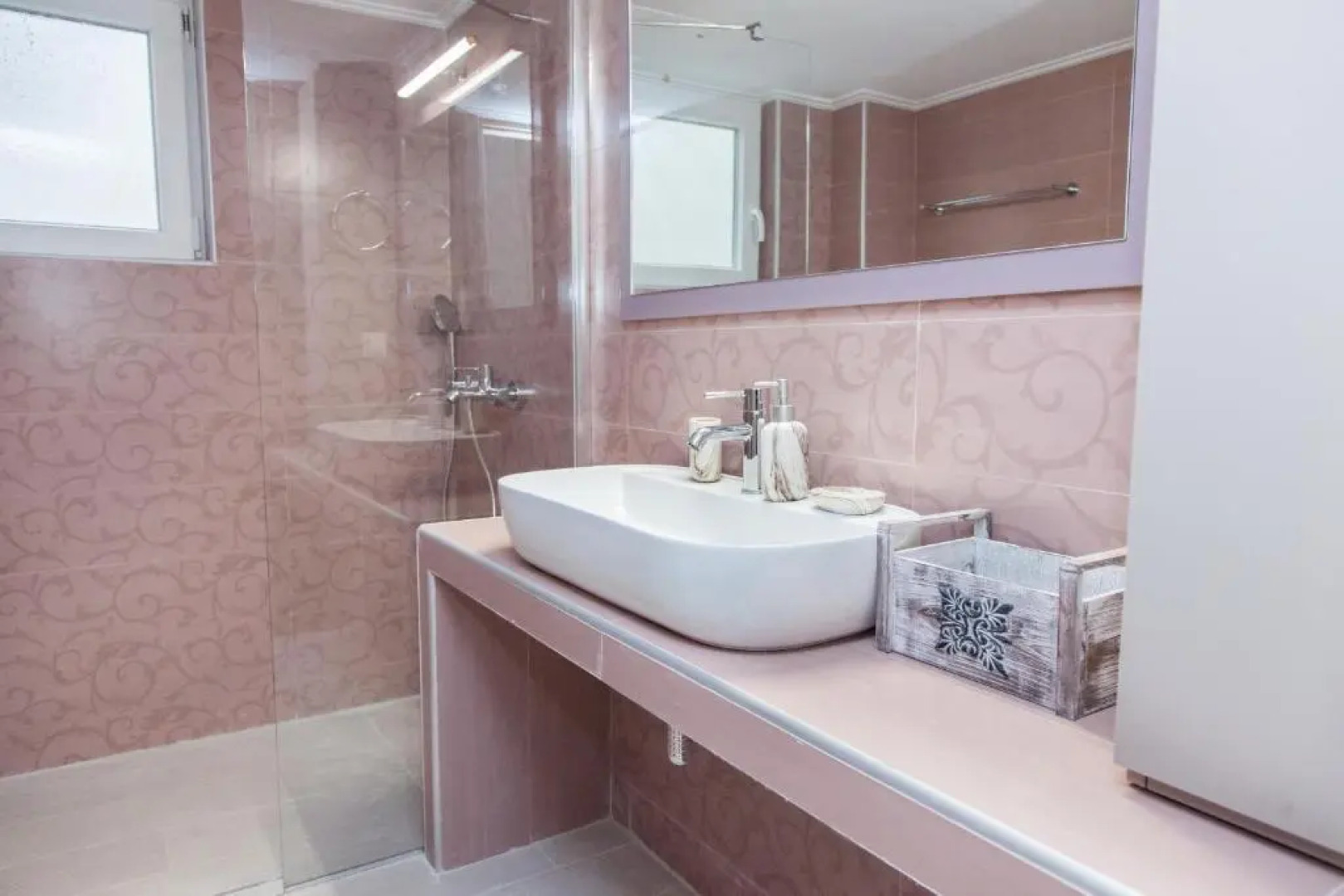 Modern 3-bedroom Apartment Next to Koridallos square