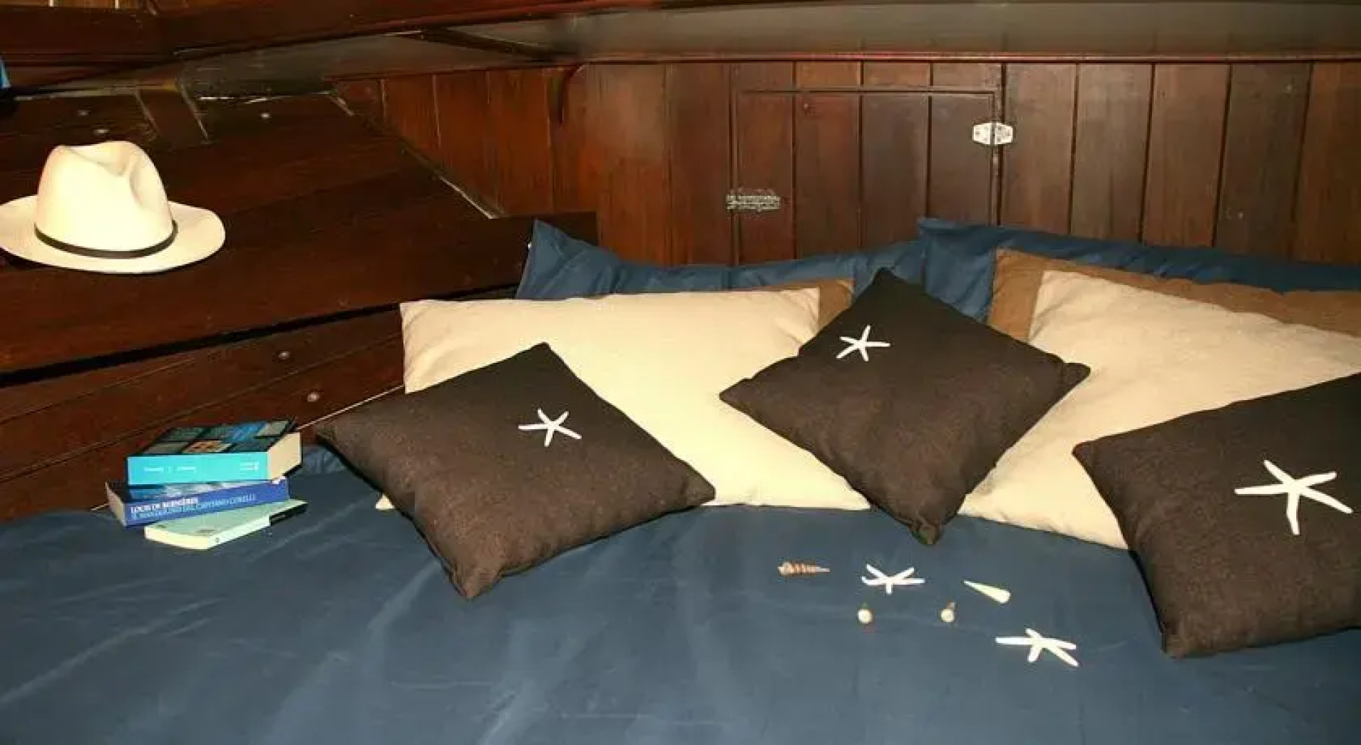 Boat Sea Dreams Charter