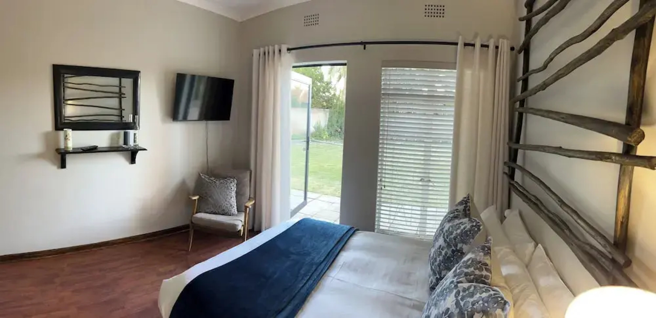 28 La Rochelle Bed & Breakfast