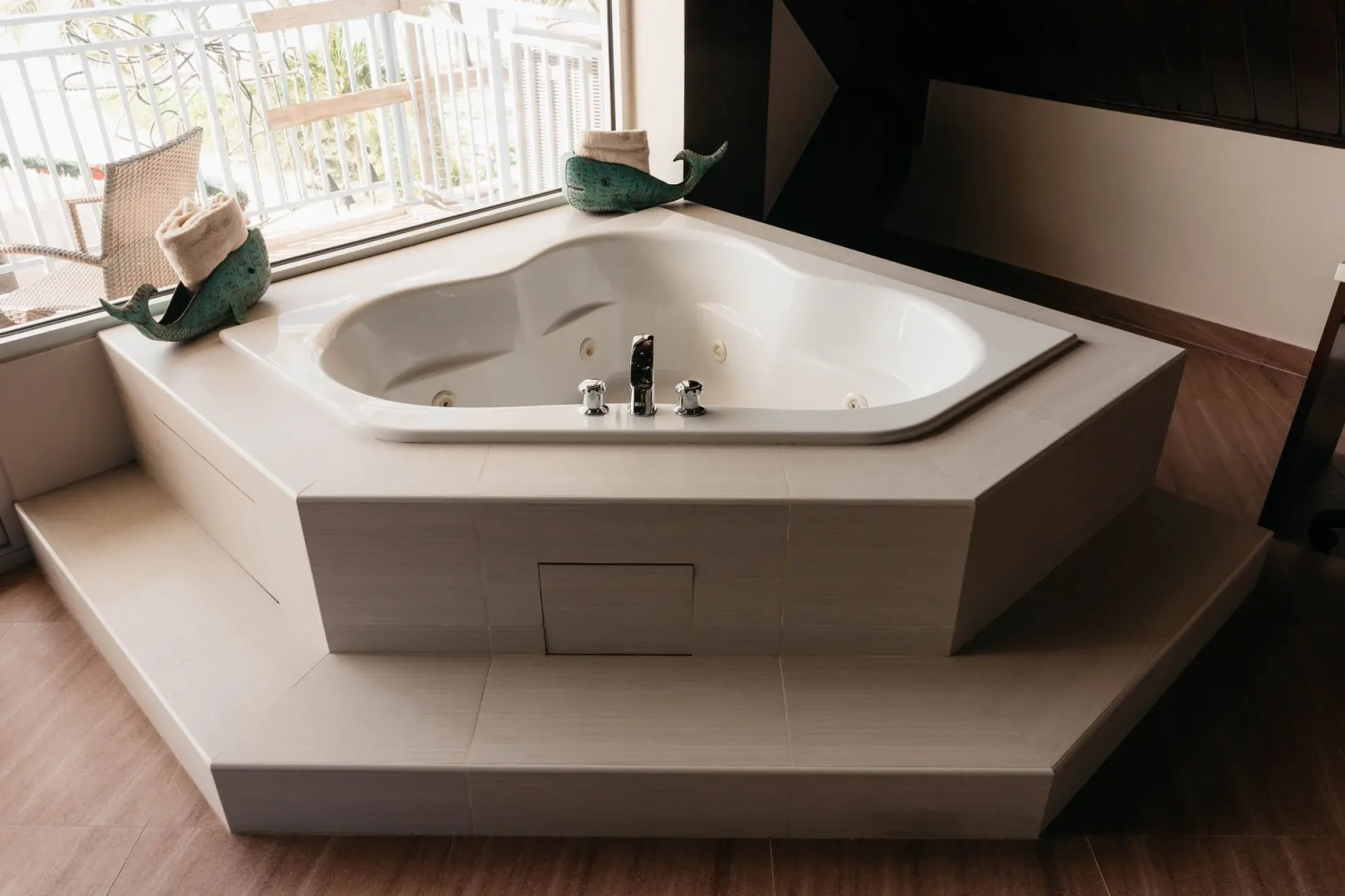 Surfrider Resort Hotel