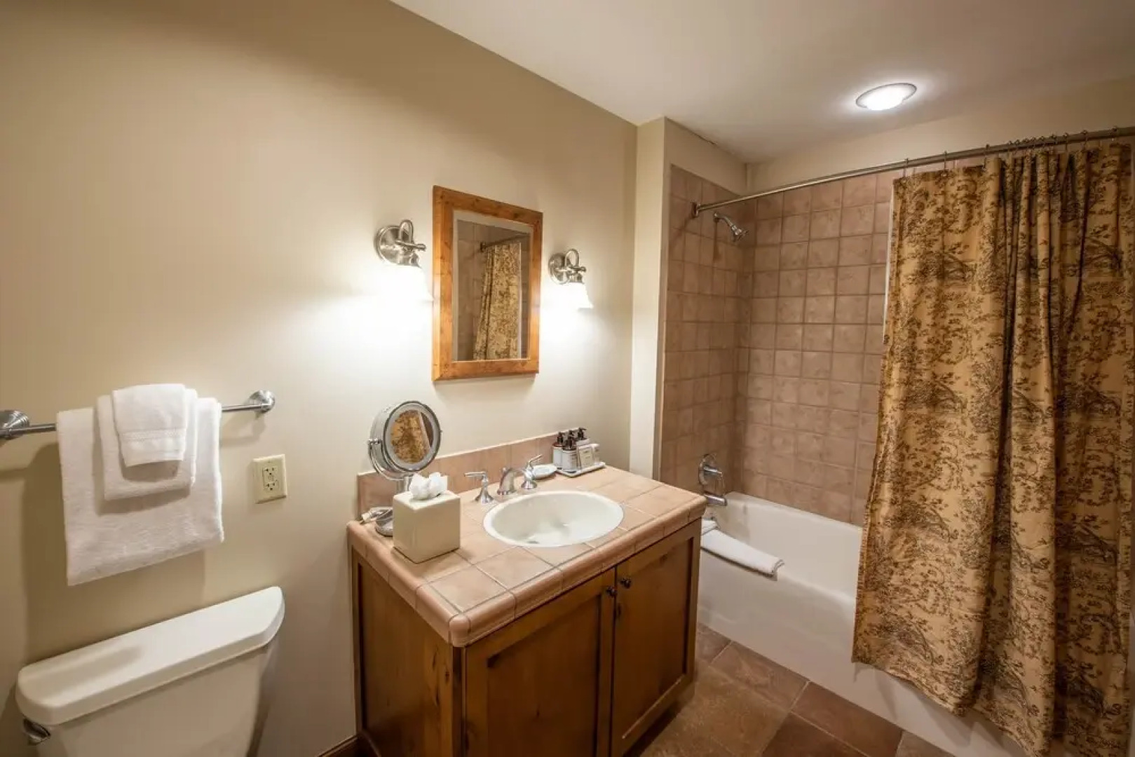 Spacious 3 Bedroom With 4 Beds And Sleeper Sofa Condo - No Cleaning Fee! by RedAwning