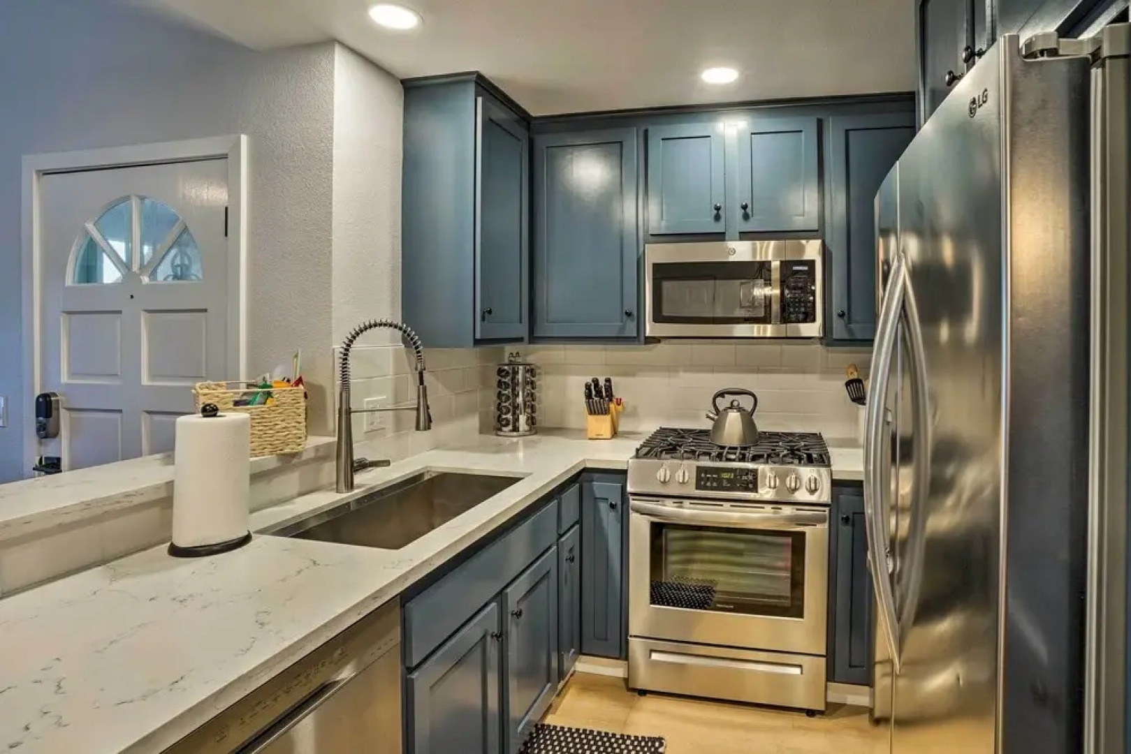 Cozy-chic Condo: Walk to Beach & Park!