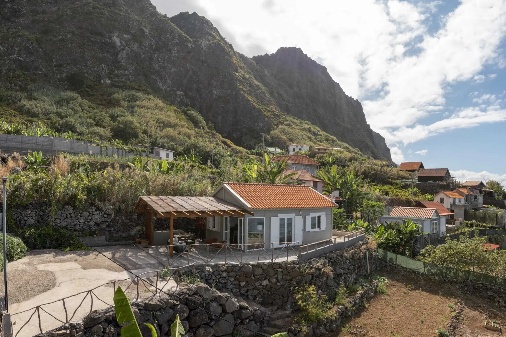 Casa da Rocha de Baixo by An Island Apart
